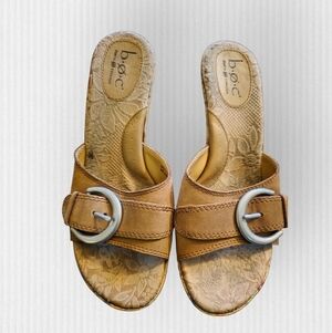 b.o.c. Tan Slide Sandals with Buckle Womens 9